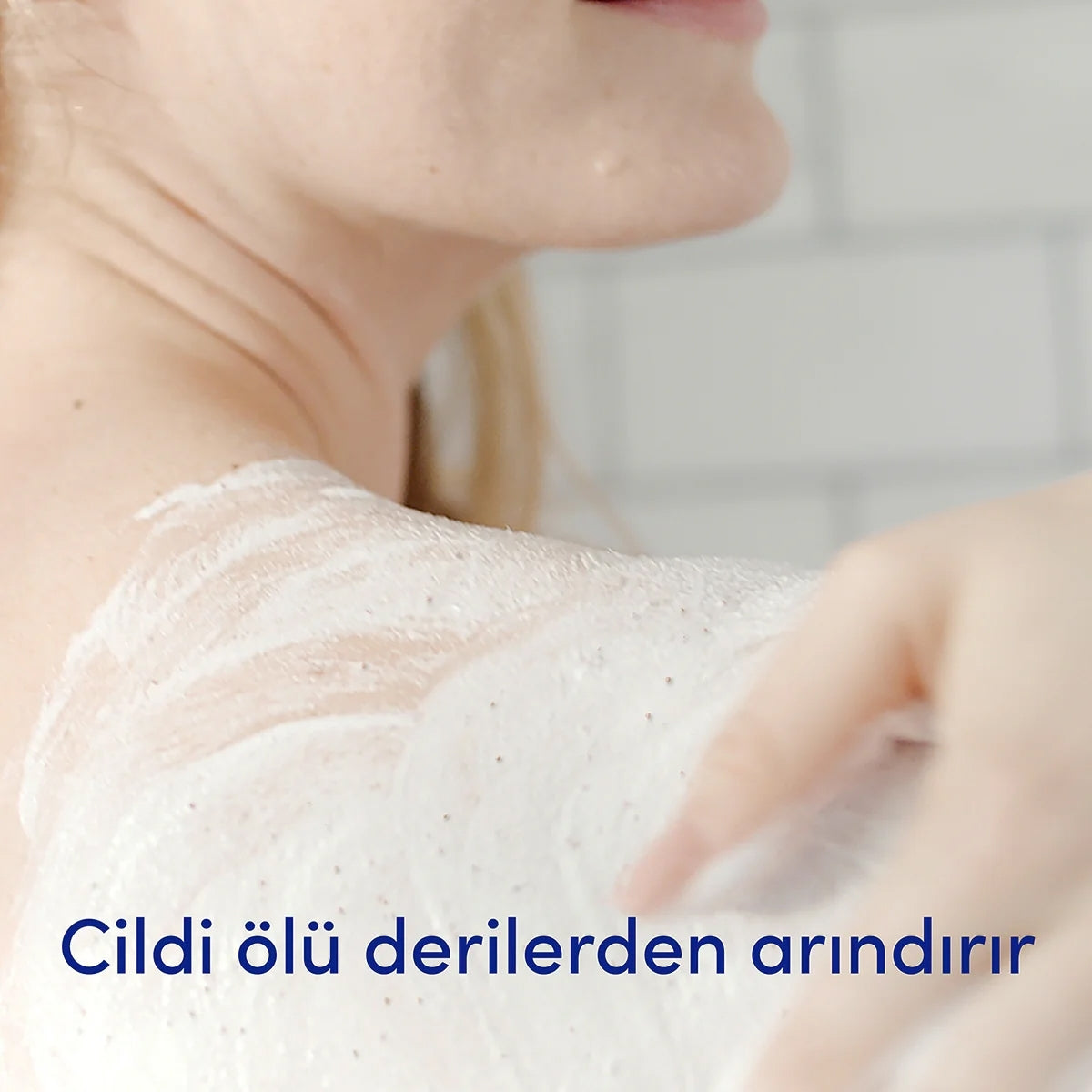 VUCUT PEELINGI MACADEMIA FINDIK VE PIRINC SUTLU 225 ML